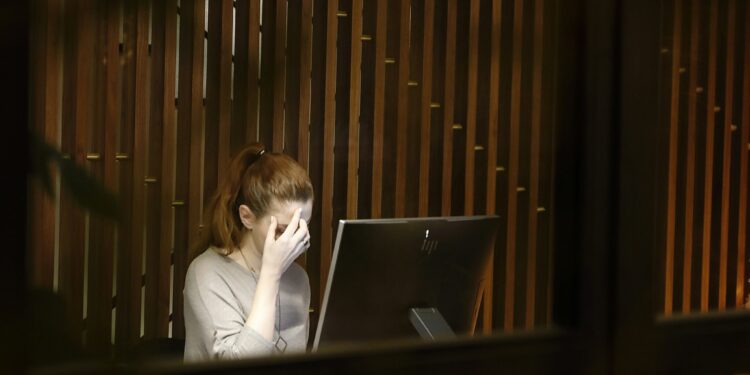 La “Panza por Burnout”: El costo metabólico de normalizar el agotamiento profesional