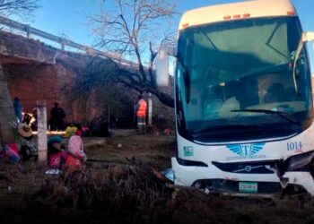 Vuelca autobús que volvía de Mazatlán en la Durango–Torreón; cinco pasajeros resultan heridos