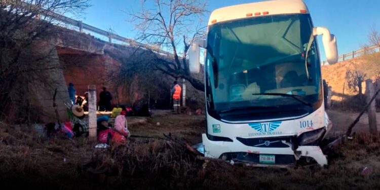 Vuelca autobús que volvía de Mazatlán en la Durango–Torreón; cinco pasajeros resultan heridos