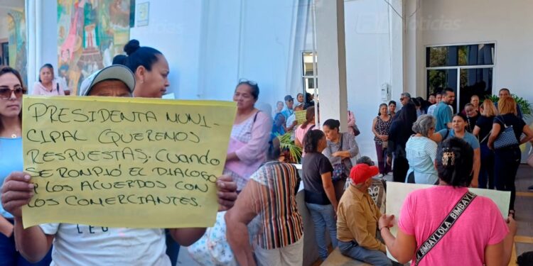 Tianguistas toman el Ayuntamiento de Mazatlán; acusan a directora de Ingresos por abusos y favoritismos