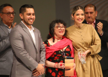 Ana Clavel recibe el Premio Mazatlán de Literatura 2026 en una noche de orgullo sinaloense