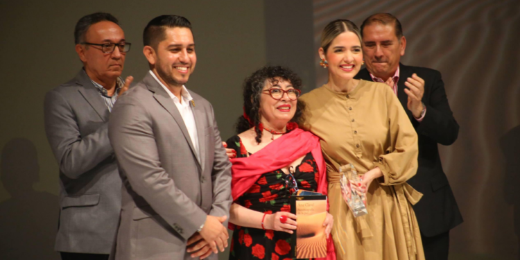 Ana Clavel recibe el Premio Mazatlán de Literatura 2026 en una noche de orgullo sinaloense