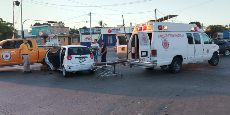 Tres lesionados tras fuerte choque en el cruce de avenidas Rigodanza y Santa Rosa