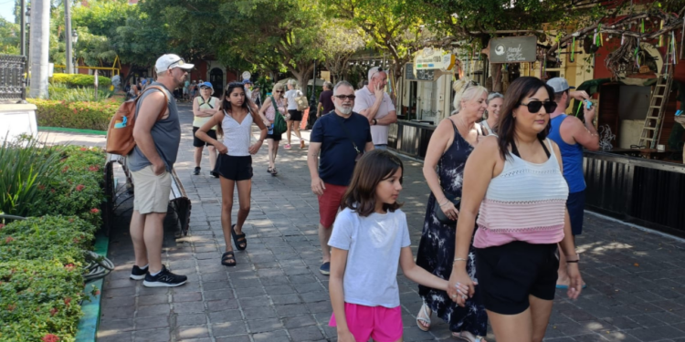 Recibe Mazatlán a más de 4 mil cruceristas en jueves de Carnaval