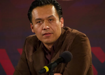 Echan a Marx Arriaga de la SEP y lo sacan con policías de su oficina