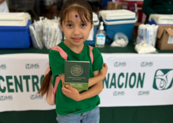 Familias acuden a macrocentros de Sinaloa para vacunarse contra el sarampión