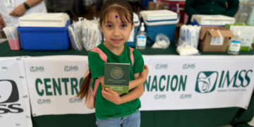 Familias acuden a macrocentros de Sinaloa para vacunarse contra el sarampión