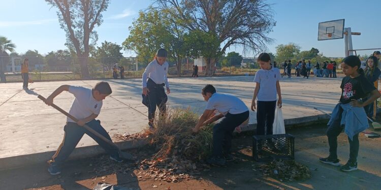 Estudiantes impulsan limpieza ambiental en primaria Leyes de Reforma Angostura