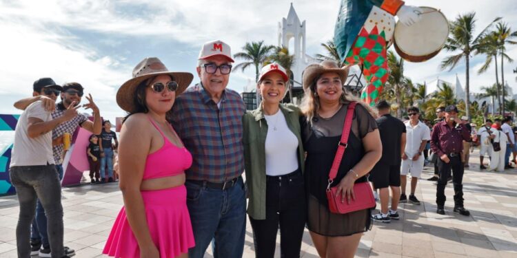 Gobernador Rocha Moya da la bienvenida a turistas que disfrutan del Carnaval Internacional de Mazatlán