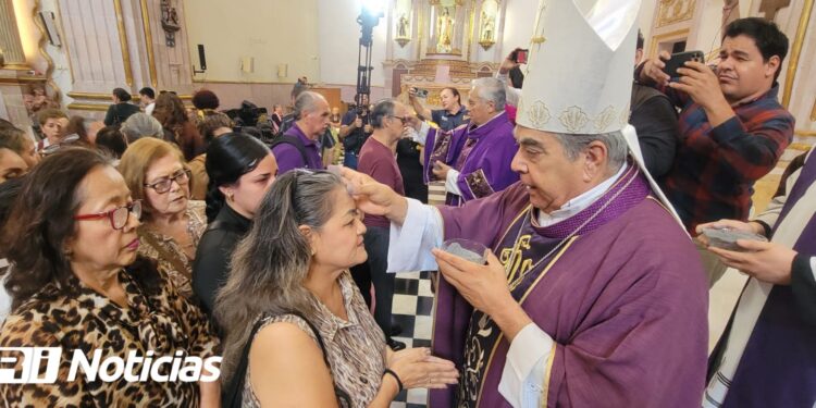 Obispo llama a conversión durante misa e imposición de ceniza