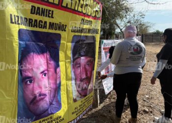 A la espera y bajo un sol caliente, rastreadoras esperan por información en El Verde, Concordia