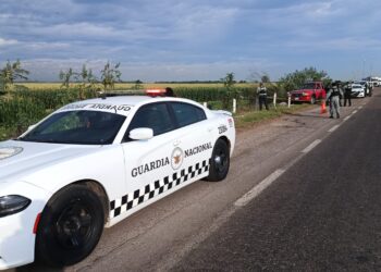 Abandonan camioneta con hombre asesinado en la autopista Benito Juárez