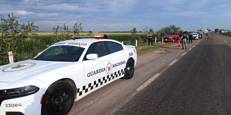 Abandonan camioneta con hombre asesinado en la autopista Benito Juárez