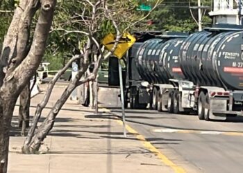 Fuga de combustible moviliza a grupos de emergencia en Culiacán