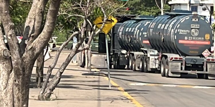 Fuga de combustible moviliza a grupos de emergencia en Culiacán