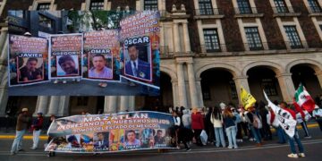 Padres de turistas desaparecidos se manifiestan frente a Palacio Nacional