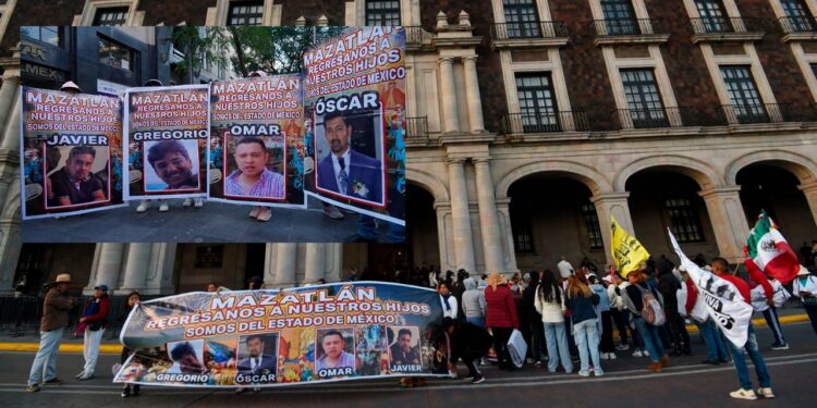 Padres de turistas desaparecidos se manifiestan frente a Palacio Nacional