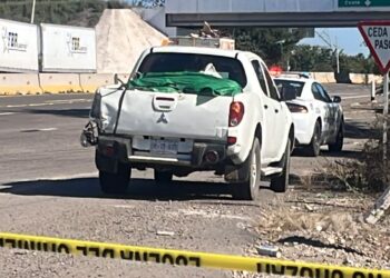 Encuentran camioneta con cuerpos sin vida sobre la autopista en San Pedro Navolato