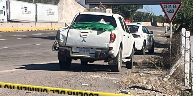 Encuentran camioneta con cuerpos sin vida sobre la autopista en San Pedro Navolato