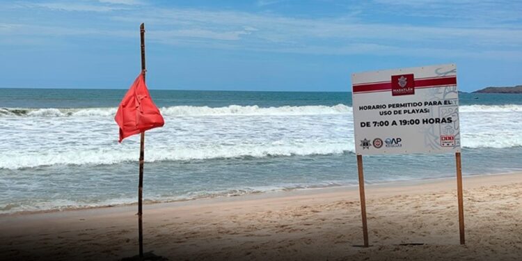 Alertan por fuerte oleaje en Cerritos y Olas Altas