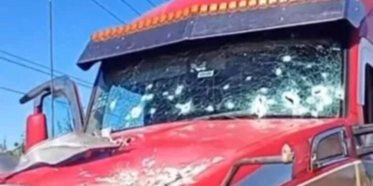 Trailero es atacado a balazos en la autopista Mazatlán-Tepic en Escuinapa