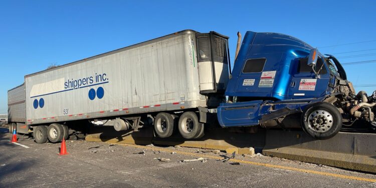 Un muerto deja accidente entre tráiler y camioneta sobre La Costera, en Culiacán