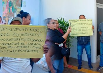 Exigen tianguistas cese de encargada de ingresos por acoso y abusos en Mazatlán