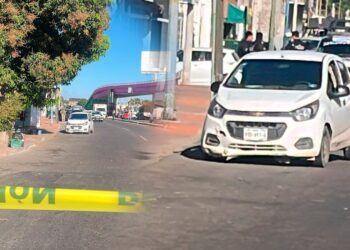 Ataque armado deja vehículo abandonado frente a corporación policial en Bachigualato