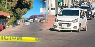 Ataque armado deja vehículo abandonado frente a corporación policial en Bachigualato