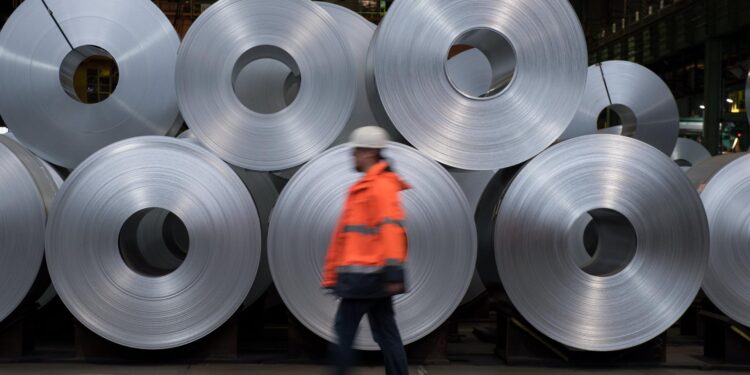 Trump planea reducir algunos aranceles sobre acero y aluminio, según el Financial Times