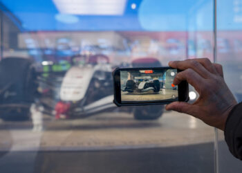 Cadillac exhibe su nuevo coche de Fórmula Uno en Nueva York con ilusión por ‘Checo’ Pérez