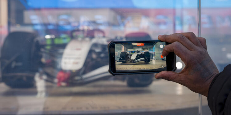 Cadillac exhibe su nuevo coche de Fórmula Uno en Nueva York con ilusión por ‘Checo’ Pérez