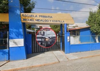 Sujetos se meten a primaria y frente a los niños se llevan a una persona a punta de pistola
