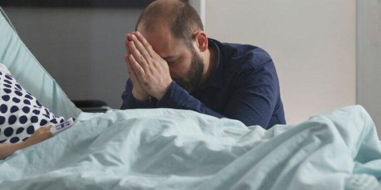 Familia halla muerto a su hijo en su propia cama, revelaron que horas antes se negó a ir a la escuela