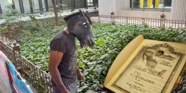 Hombre que se considera caballo propone Ley Therian para evitar bullying y acoso en las escuelas