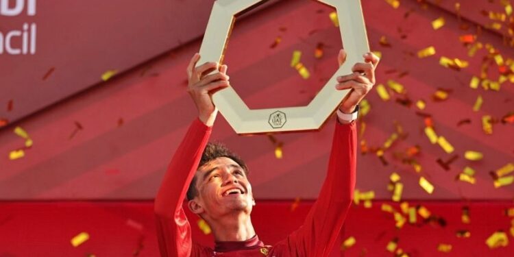 ¡Orgullo mexicano! Isaac Del Toro es campeón de la UAE Tour 2026