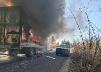 Michoacán: queman vehículos y bloquean 21 puntos en respuesta a operativo federal en Jalisco