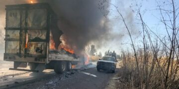 Michoacán: queman vehículos y bloquean 21 puntos en respuesta a operativo federal en Jalisco