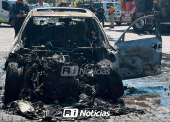 Corto circuito provoca incendio de un auto BMW al norte de Mazatlán