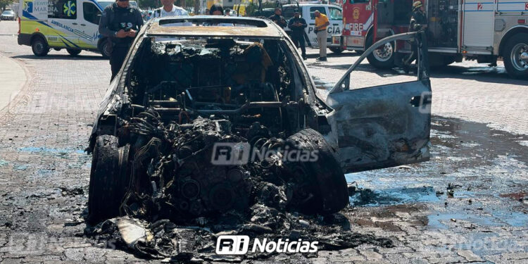 Corto circuito provoca incendio de un auto BMW al norte de Mazatlán
