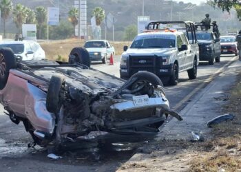 Vuelca vehículo en la carretera México 15 frente a la termoeléctrica