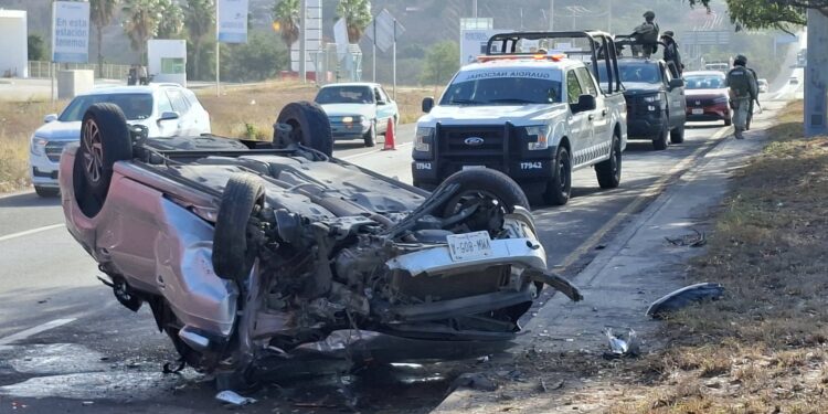 Vuelca vehículo en la carretera México 15 frente a la termoeléctrica