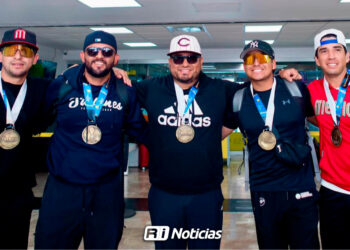 Sinaloenses campeones del Panamericano de Softbol son recibidos en Culiacán