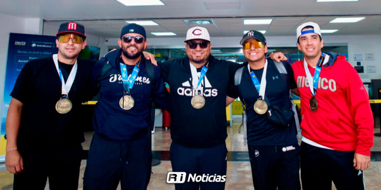 Sinaloenses campeones del Panamericano de Softbol son recibidos en Culiacán