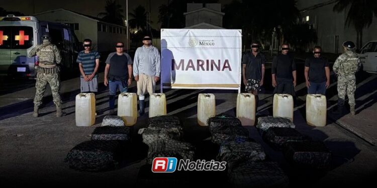 Aseguran embarcación con presunta cocaína frente a costas de Michoacán; hay seis detenidos