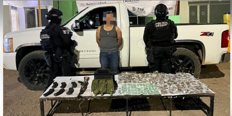 Detienen a hombre armado que circulaba en vehículo robado en El Rosario