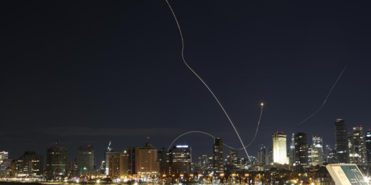 SRE pide a mexicanos evitar desplazamientos en Medio Oriente