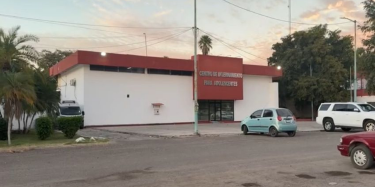 Padres entregan voluntariamente a su hijo que se había escapado de Centro de Internamiento para Adolescentes en Sinaloa