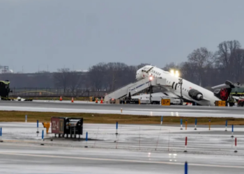 Dos personas mueren tras colisión entre un avión y camión de bomberos en aeropuerto de Nueva York