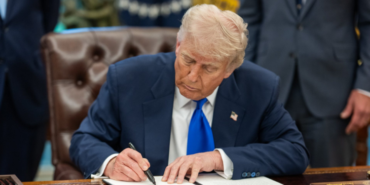 Trump estampará su firma en billetes de dólar, primera vez que lo hace un presidente de EE.UU. en ejercicio